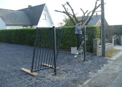 Pose de poteaux pour une clôture à Binche