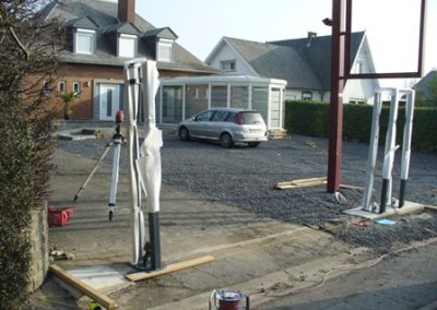 Poteau de clôture pour entreprise automobile