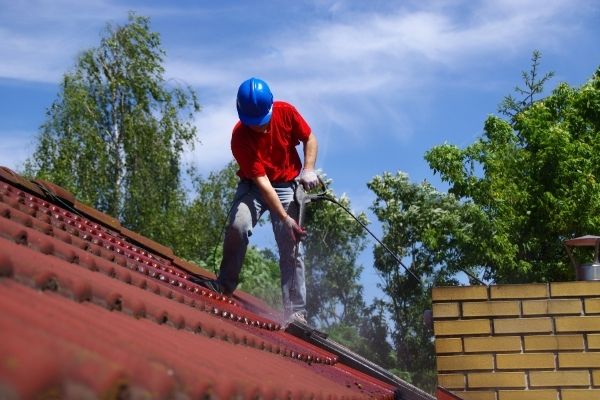 Comment bien entretenir votre toiture en bricotuiles