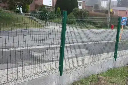 Panneaux rigides verts poteaux carres verts bordures